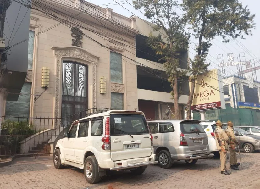 बरेली: हरसहायमल श्यामलाल ज्वेलर्स के शोरूम पर आयकर विभाग का छापा