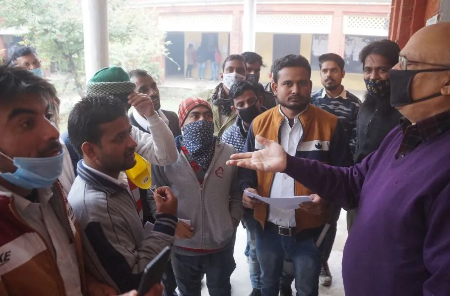बरेली: परीक्षा निरस्त होने की सूचना न मिलने से छात्र हुए परेशान