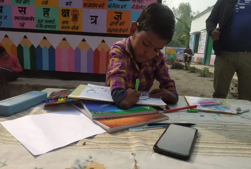 बरेली: बिना हाथों के बना रहे पेंटिंग और बिना म्यूजिक करते हैं नृत्य