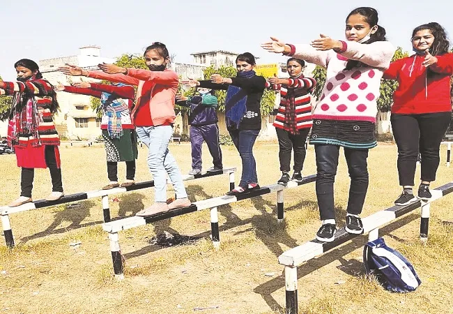 मुरादाबाद: मिशन शक्ति के तहत छात्रओं को दिए फिट रहने के टिप्स