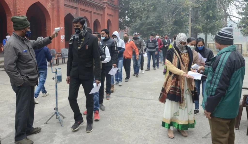 बरेली: एलएलबी की परीक्षा में मॉडल पेपर ले जाते परीक्षार्थी पकड़े