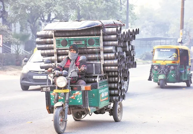 मुरादाबाद: कोहरे में सड़कों पर दौड़ रहे ओवरलोड वाहन, जिम्मेदारों की लापरवाही न बन जाए हादसों का कारण