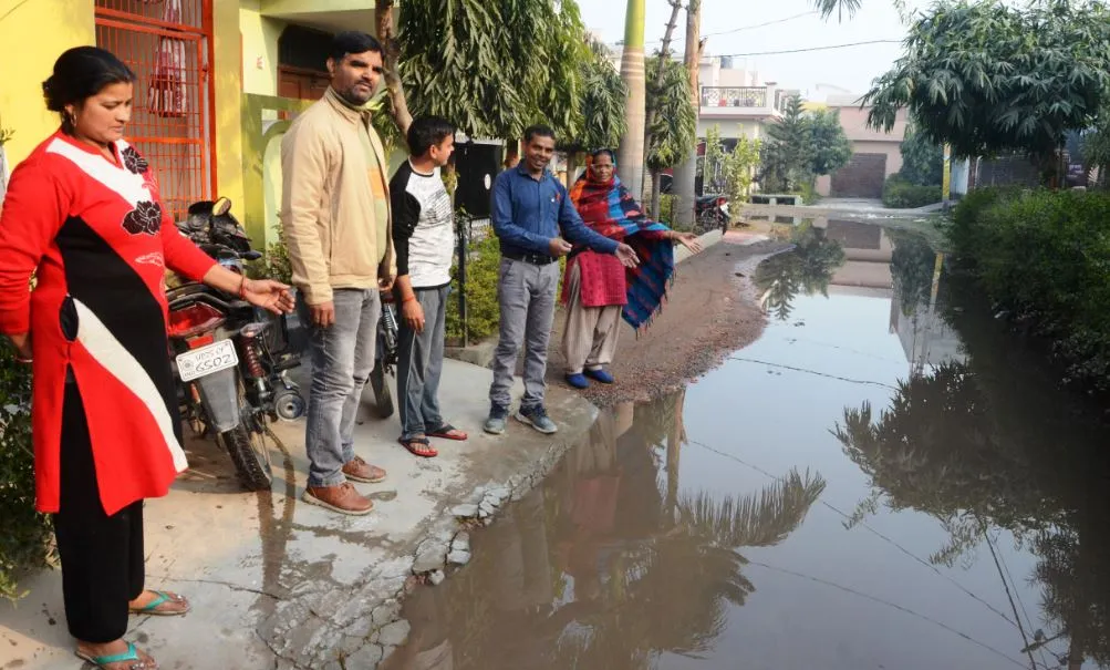 बरेली: जलभराव से सर्वोदयनगर के लोगों को बना खतरा, अफसर मौन