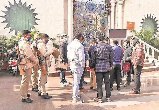 मुरादाबाद: आयकर अफसरों ने शोरूम में रात गुजारी, 26 घंटे से कर रहे नगदी की गिनती