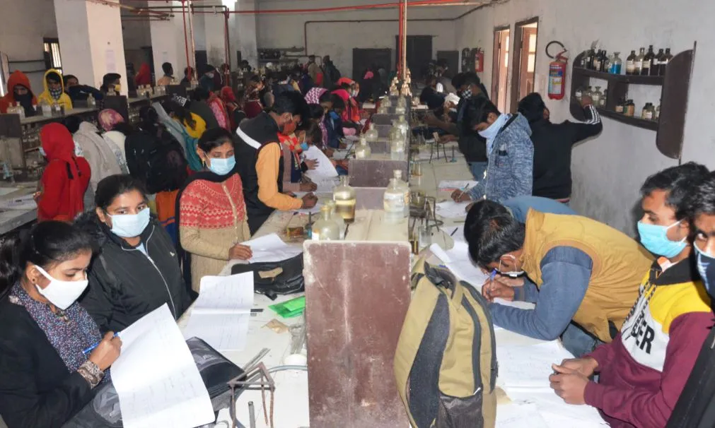 बरेली: छूटी प्रयोगात्मक परीक्षा में मोबाइल की रही छूट