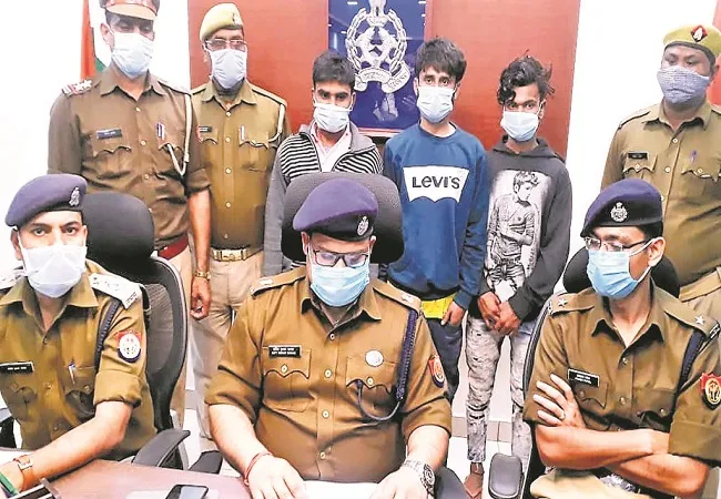 खुलासा: दोस्तों के साथ मिलकर की थी पत्नी की हत्या, तीन गिरफ्तार