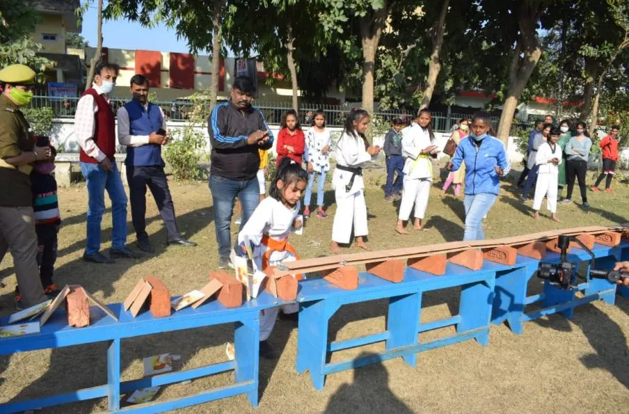 बरेली: पांच साल की अनिका ने एक मिनट में तोड़ी 170 टाइल्स