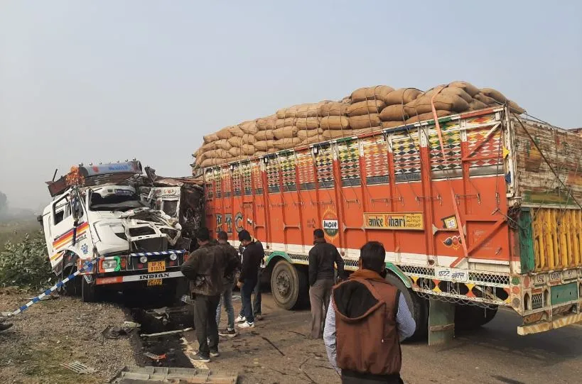 सीतापुर: कोहरे के चलते आमने-सामने से भिड़े दो ट्रक, तीन घायल