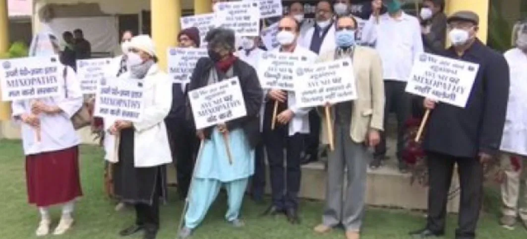निजी अस्पतालों में ओपीडी सेवायें ठप, एम्स के डॉक्टरों ने हाथ में बांधी काली पट्टी