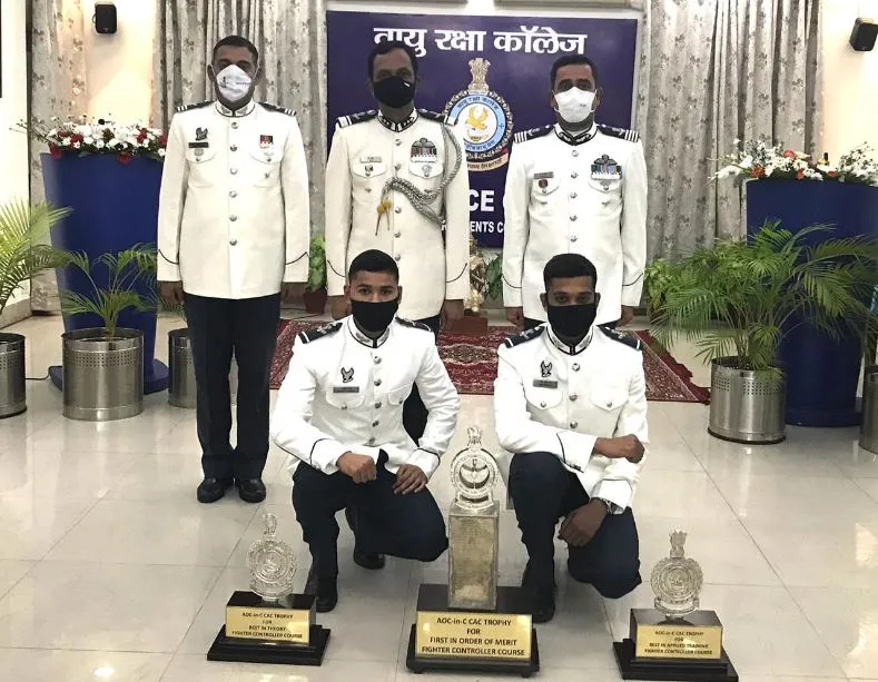 लखनऊ: वायु रक्षा कॉलेज के 16 अधिकारियों को फाइटर कंट्रोलर बैज