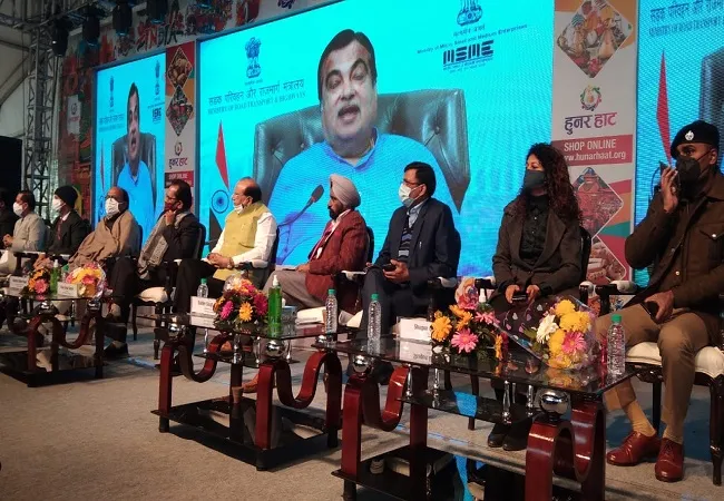 रामपुर: नितिन गडकरी बोले, हुनर से गरीबी हो सकती है दूर