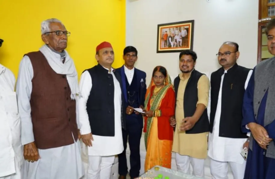 लखनऊ: राधा कृष्ण मंदिर में दर्शन के लिए पहुंचे अखिलेश यादव