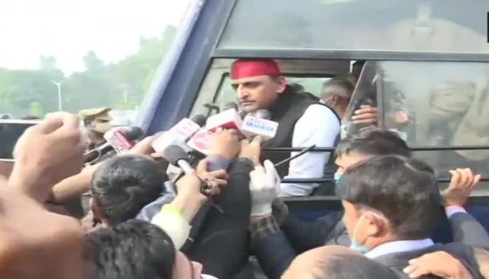 यूपी: अखिलेश यादव पर एफआईआर, महामारी एक्ट के तहत हुई कार्रवाई