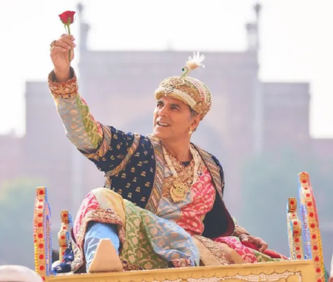 ‘शाहजहां’ के लुक में अक्षय कुमार, सारा ने शेयर की ‘अतरंगी रे’ मूवी के सेट से तस्वीर