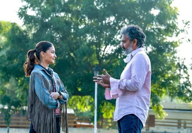 आलिया भट्ट ने शुरू की फिल्म ‘आरआरआर’ की शूटिंग, राजामौली संग तस्वीरें हुईं वायरल