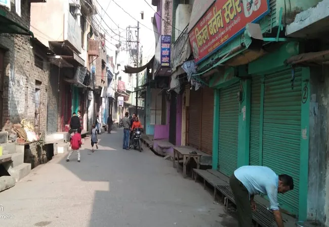 अमरोहा में भारत बंद का मिलाजुला असर, साप्ताहिक बंदी के चलते बंद रही दुकानें