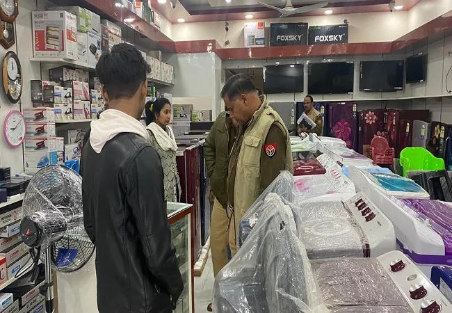 अमरोहा: डिडौली में तीन दुकानों से लाखों की चोरी