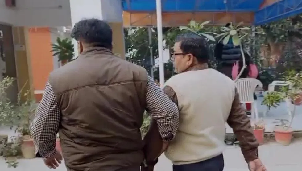 कन्नौज: जिला पंचायत विभाग के लिपिक को रिश्वत लेते रंगे हाथों पकड़ा