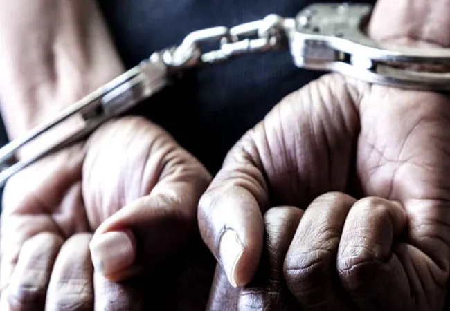 बरेली: ठेका सीज हुआ तो खोली नकली शराब फैक्ट्री, तीन गिरफ्तार