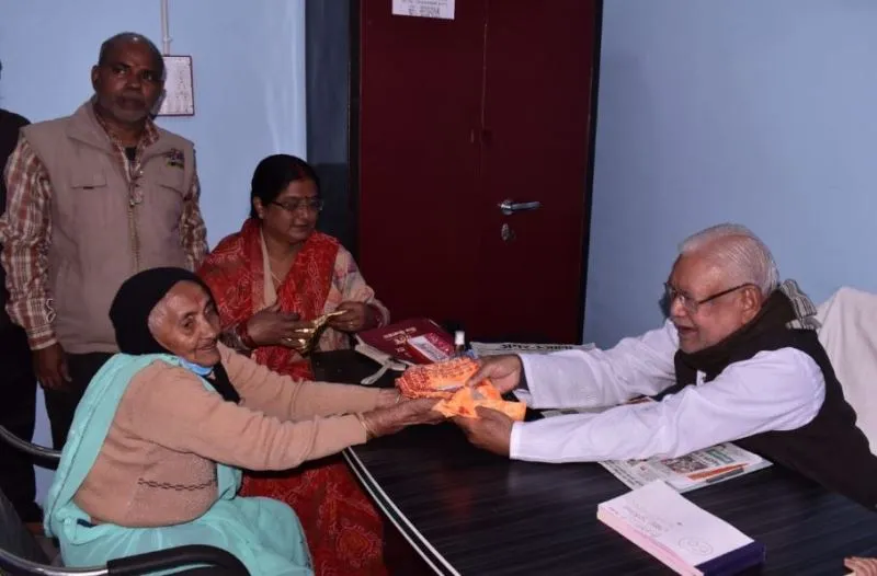 अयोध्या: 98 वर्षीय महिला ने राम मंदिर निर्माण के लिए भेंट की सवा किलो चांदी