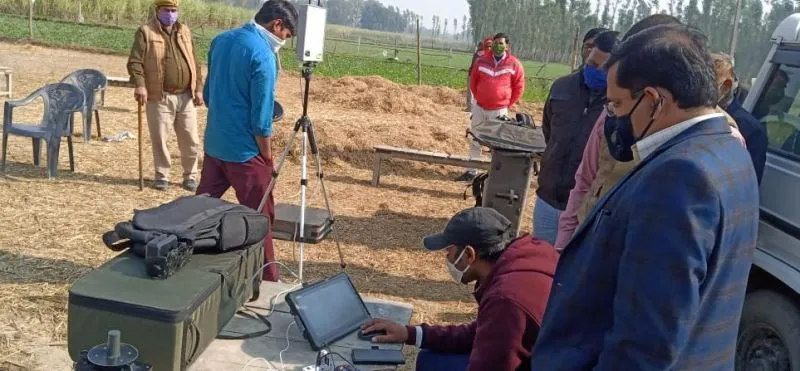 अयोध्या: घरौनी को लेकर चल रहे ड्रोन सर्वे का डीएम ने किया निरीक्षण