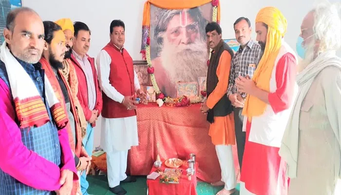 अयोध्या: परमहंस की समाधि पर हिंदू महासभा ने किया नमन