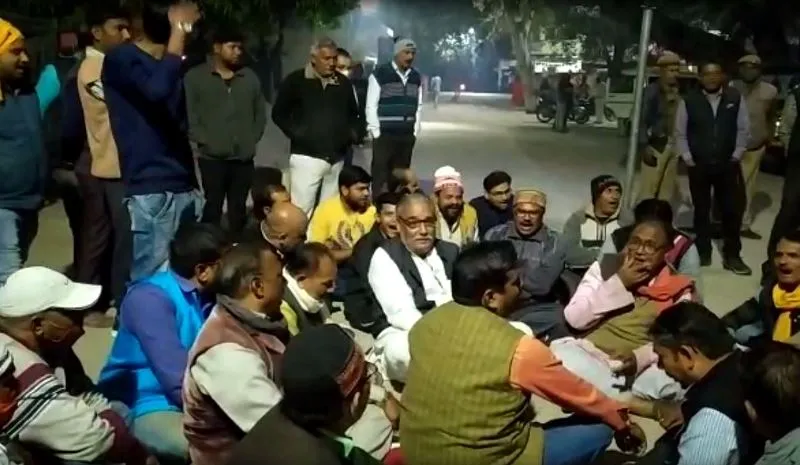 बांदा: भाजपा नेता की बाइक के चालान पर भड़के भाजपाई, थाने में धरने पर बैठे