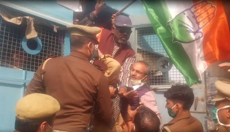 बांदा: भारत बंद के समर्थन में कांग्रेसियों का प्रदर्शन, पुलिस ने हिरासत में लिया