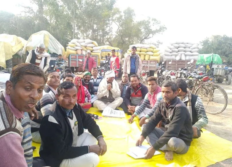 बाराबंकी: किसानों को पता नहीं और केंद्र पर हो गई धान की तौल, भाकियू का धरना