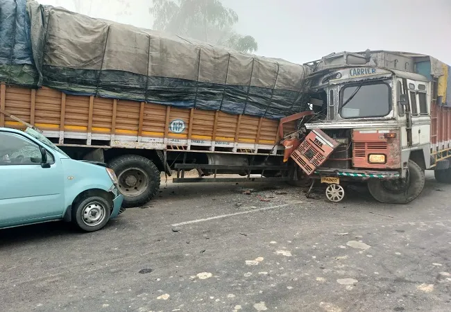 बिजनौर: हाईवे पर घने कोहरे में भिड़े दो ट्रक, छह लोग घायल