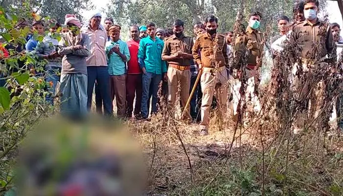 कानपुर में युवक का अधजला शव बरामद, हत्या की आशंका