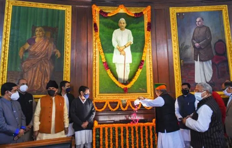 संसद भवन में केंद्रीय मंत्रियों और सांसदों ने चौधरी चरण सिंह को श्रद्धांजलि दी