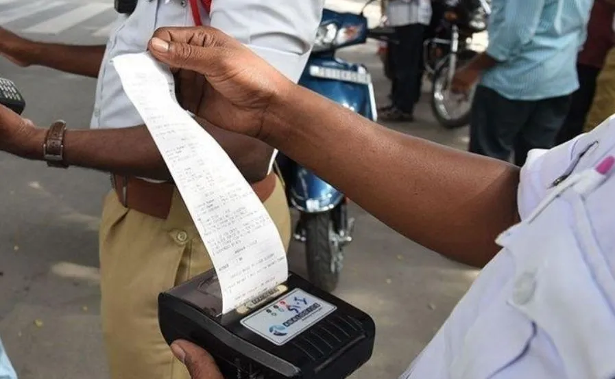 लखनऊ: कोहरे में दौड़ रहे बिना रेट्रो रिफ्लेक्टर टेप लगे वाहनों का काटा चालान