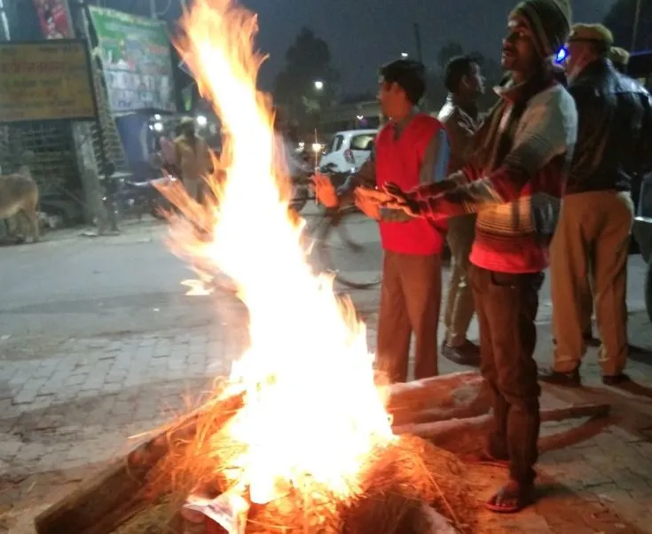 हरदोई: डीएम ने चौराहों पर जलाए अलाव, रैन बसेरा का किया निरीक्षण
