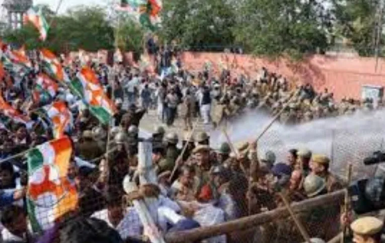 कांग्रेस कार्यकर्ताओं पर पुलिस ने किया पानी का बौछारों का इस्तेमाल, बढ़ रहे थे खट्टर के आवास की ओर