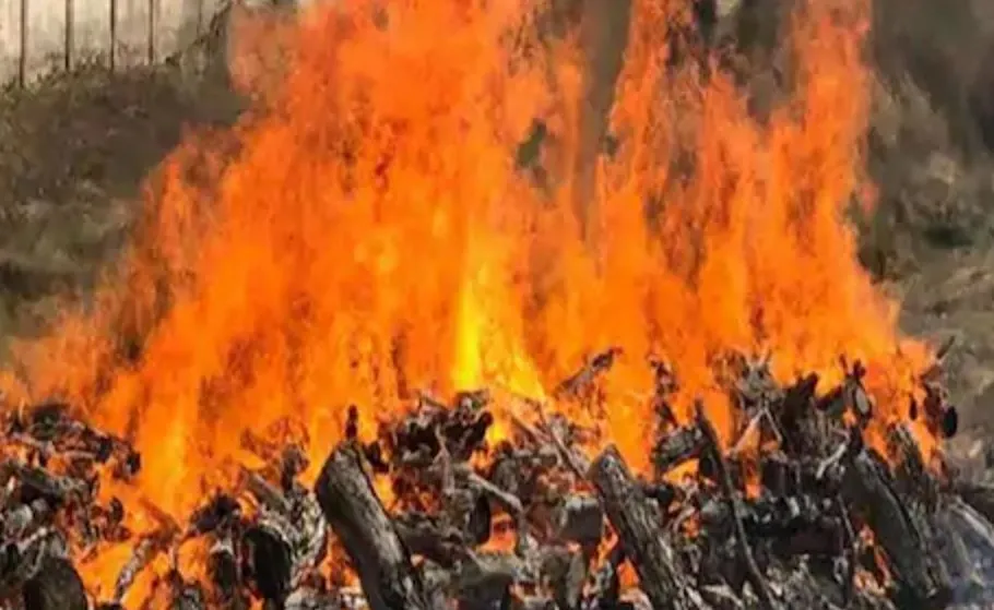 जलालाबाद: परिजनों ने किया अंतिम संस्कार करने से मना, कोतवाल के समझाने पर हुई अंत्येष्टि
