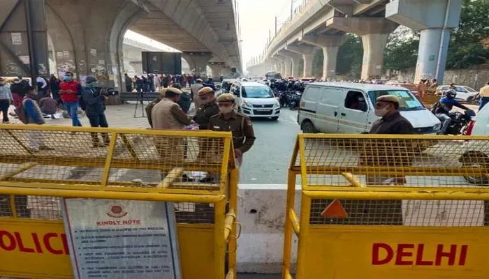 दिल्ली: किसानों के आंदोलन तेज करने की घोषणा के बाद सीमाओं पर सुरक्षा बंदोबस्त बढ़ाए गए