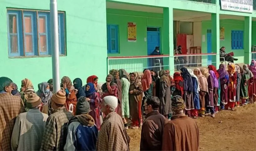 जम्मू-कश्मीर: डीडीसी चुनाव के तीसरे चरण में 50.53 प्रतिशत मतदान