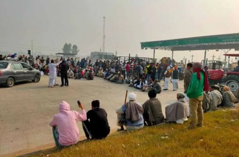 किसान आंदोलन: हरियाणा में कई टोल प्लाजा पर किसानों का कब्जा, नहीं वसूलने दिया शुल्क