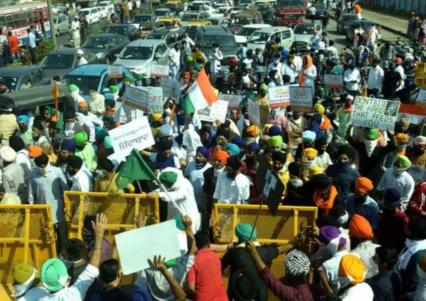 किसान आंदोलन: दिल्ली-यूपी सीमा को किसानों ने पूरी तरह किया बंद