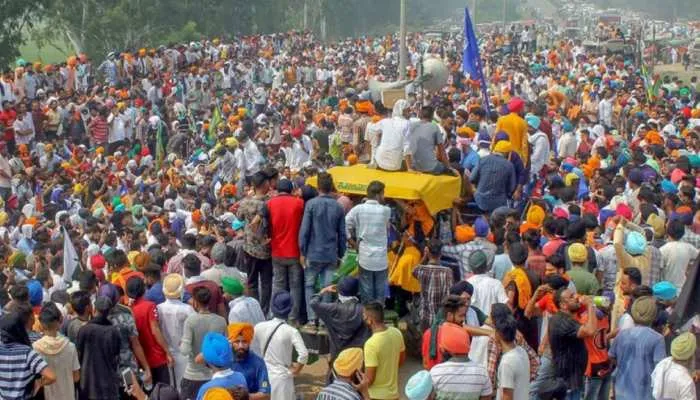 कड़ाके की ठंड के बावजूद आंदोलनकारी किसान प्रदर्शन स्थल पर हैं जमे