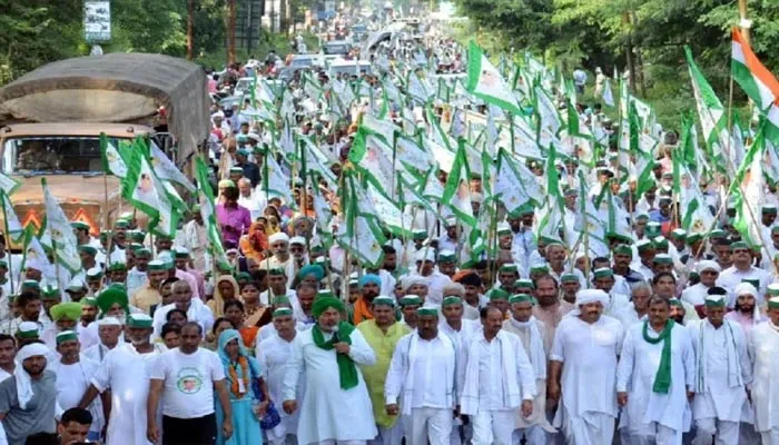 महामाया फ्लाईओवर पर बड़ी संख्या में इकट्ठा हुए किसान, दिल्ली के लिए करेंगे कूच