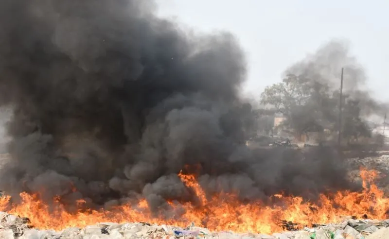 बरेली: कूड़े में आग लगा कर बिगाड़ रहे पर्यावरण, बुला रहे स्मॉग