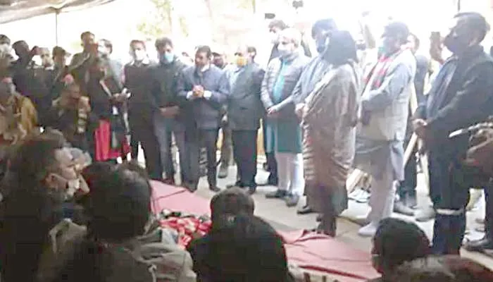 महापौरों ने 13 दिन बाद दिल्ली के मुख्यमंत्री के घर के सामने से धरना किया समाप्त