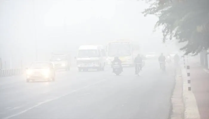 यूपी के कई जिले कोहरे की आगोश में, ठंड भी बढ़ी