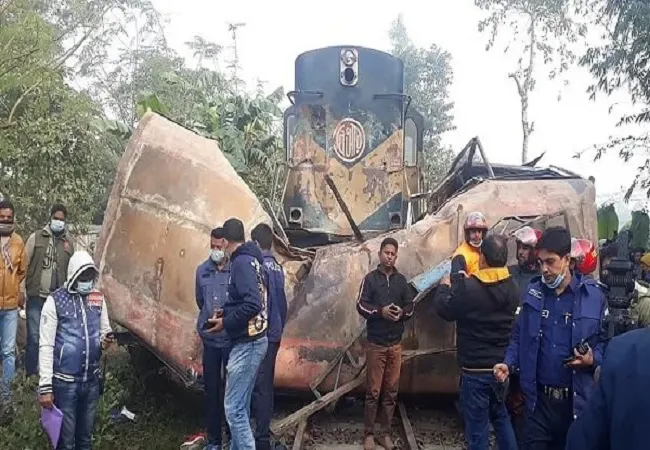 बांग्लादेश में बस-ट्रेन की टक्कर में 11 लोगों की मौत, पांच घायल