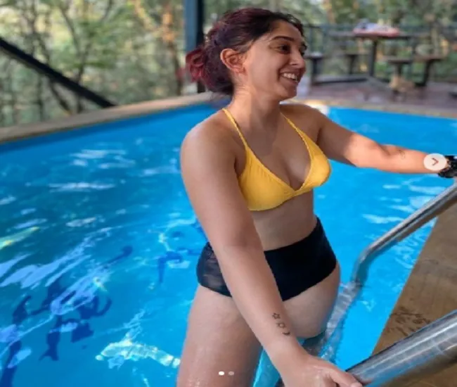 आमिर खान की बेटी ने इंस्टाग्राम पर शेयर की तस्वीरें, स्विमिंग पूल में दिखा बोल्ड अंदाज