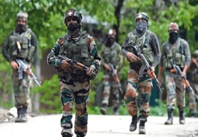 कश्मीर में मुठभेड़ के दौरान लश्कर के दो आतंकवादियों ने किया आत्मसमर्पण