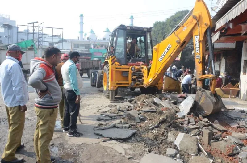 बरेली: नगर आयुक्त ने हटवाया अतिक्रमण, हंगामा करने वालों को खदेड़ा