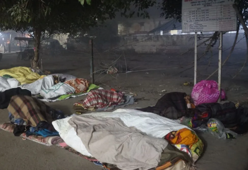 बरेली: धरती बनी बिछौना, खुले आसमान के नीचे ही पड़ रहा सोना
